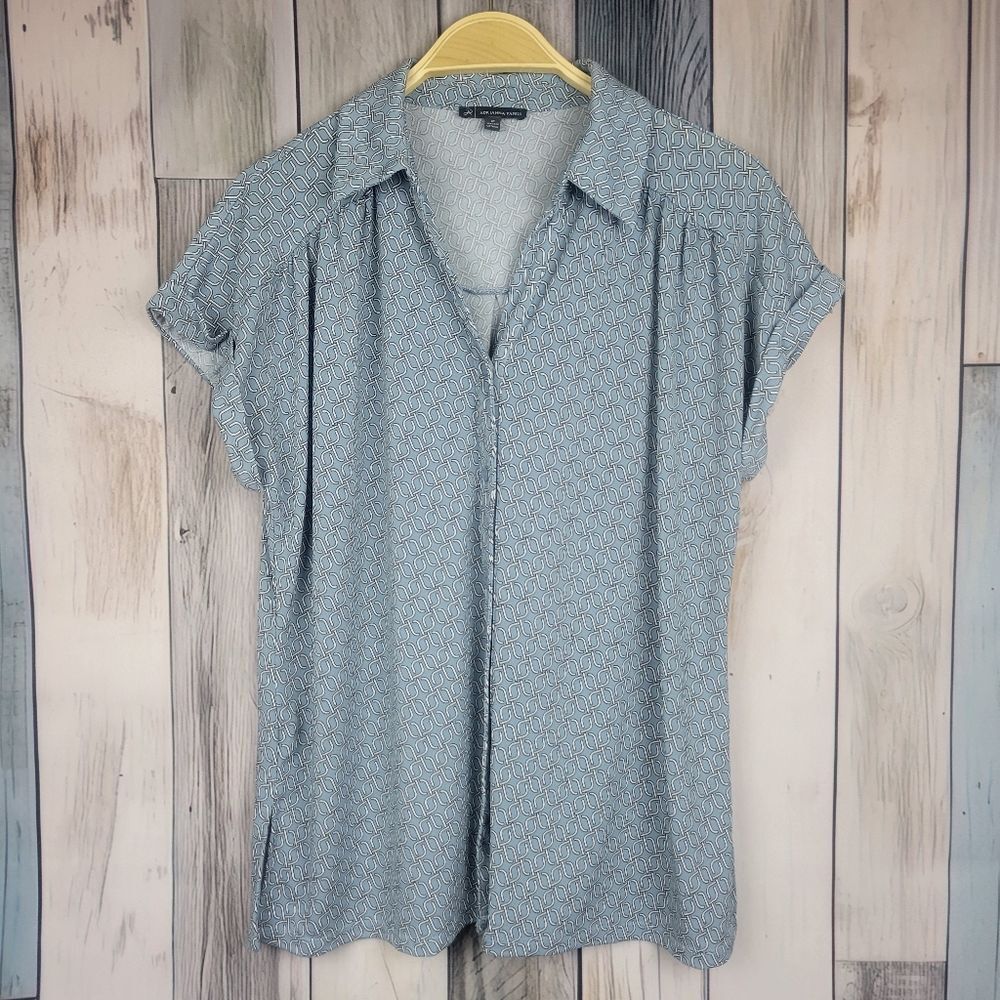 Adrianna Papell Pale Blue Geometric Print Short Sleeve Button Down Blouse Medium